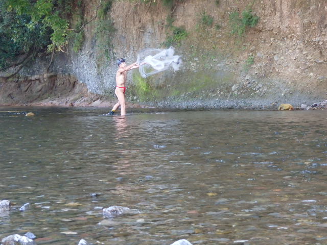 投網漁をするふんどしのオジサン